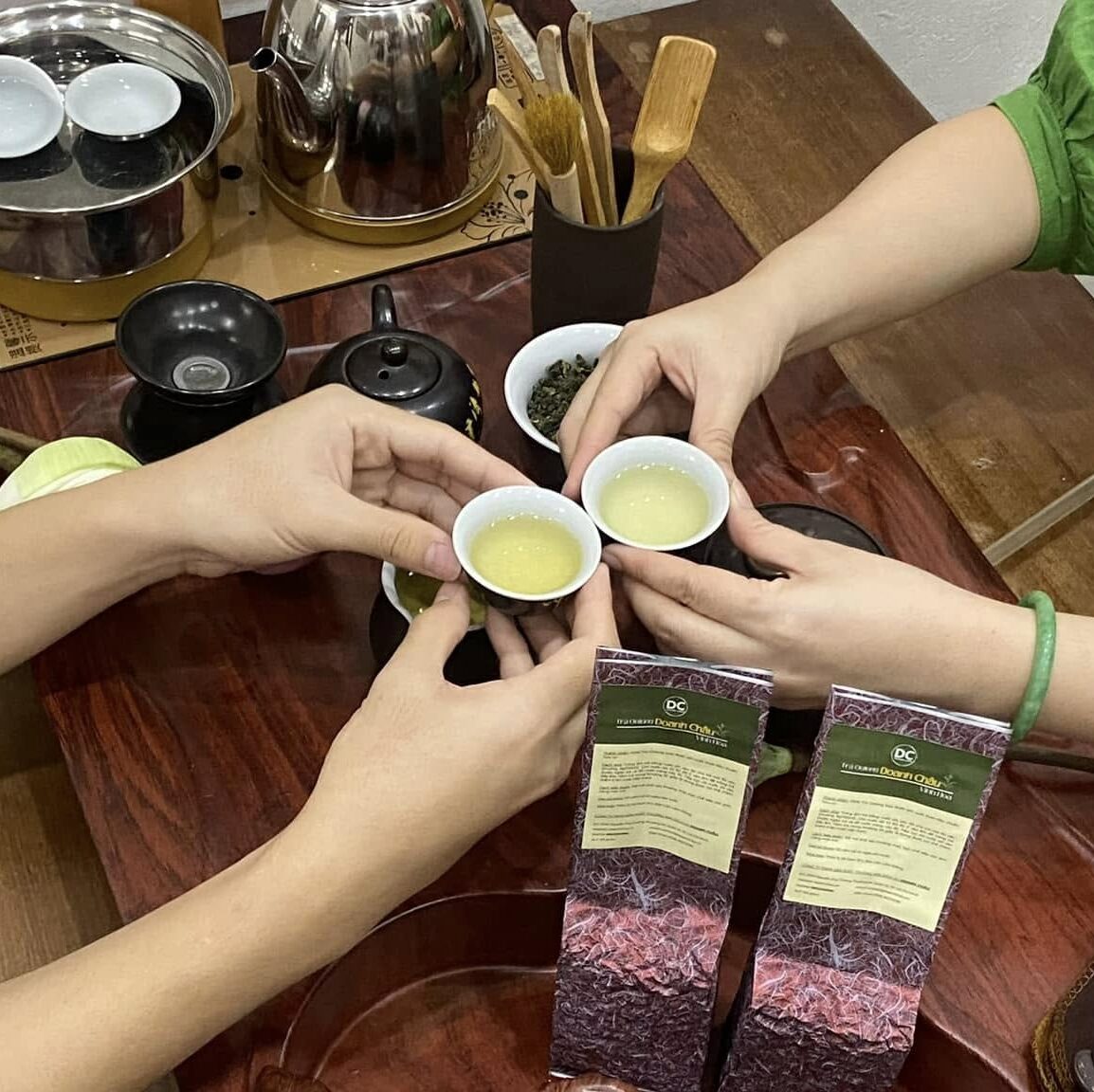 Thưởng thức trà Oolong Doanh Châu