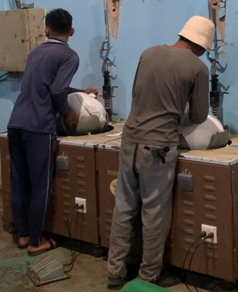 Xiết-ép-nén lặp lại nhiều lần để tạo hình dáng viên tròn đều cho Oolong