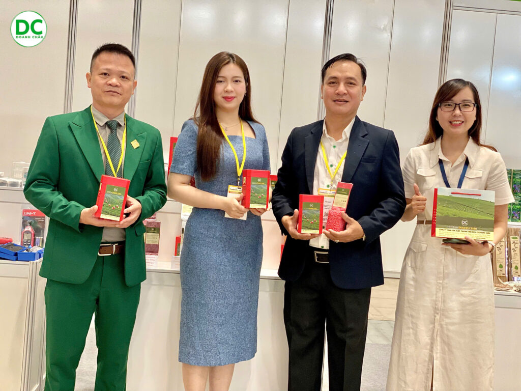 Đại diện Doanh Châu chụp ảnh lưu niệm cùng biên tập viên Vân Linh HTV7 tại Growtech Vietnam 2025, đánh dấu khoảnh khắc truyền thông ý nghĩa.