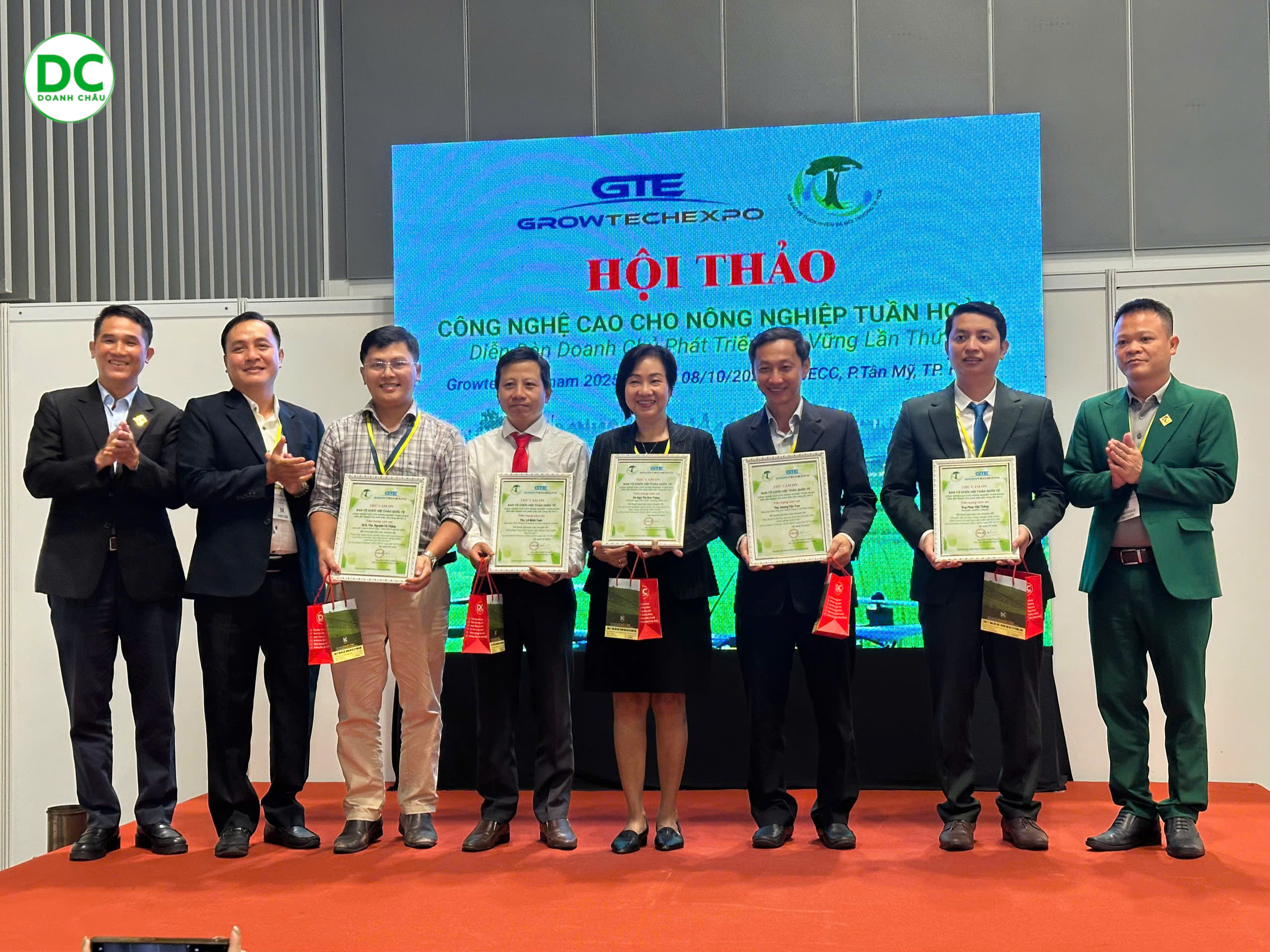 Doanh Châu trao tặng trà Oolong làm quà tri ân đến các diễn giả tại hội thảo 