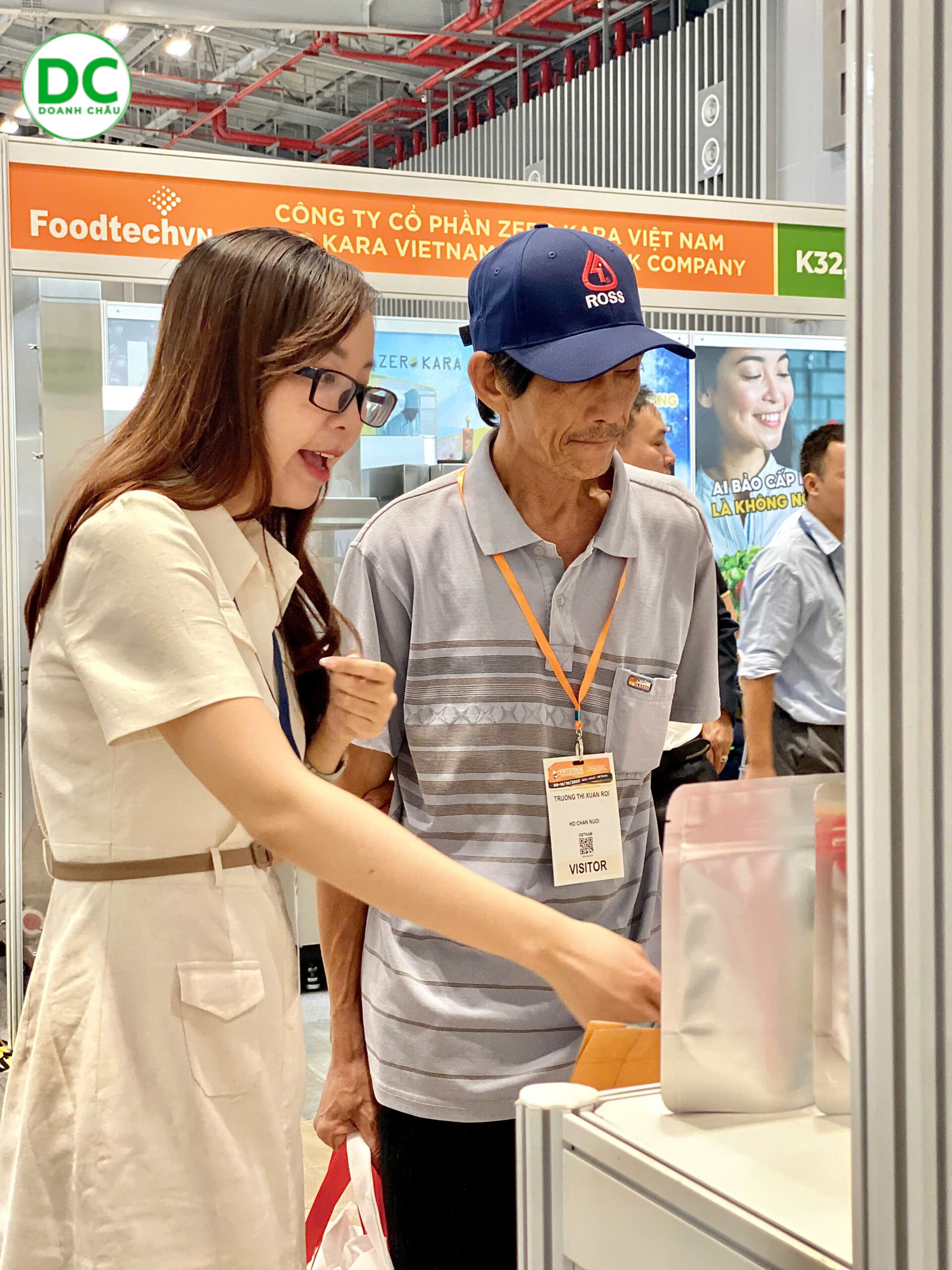 Khách hàng tham quan và tìm hiểu sản phẩm tại gian hàng Doanh Châu