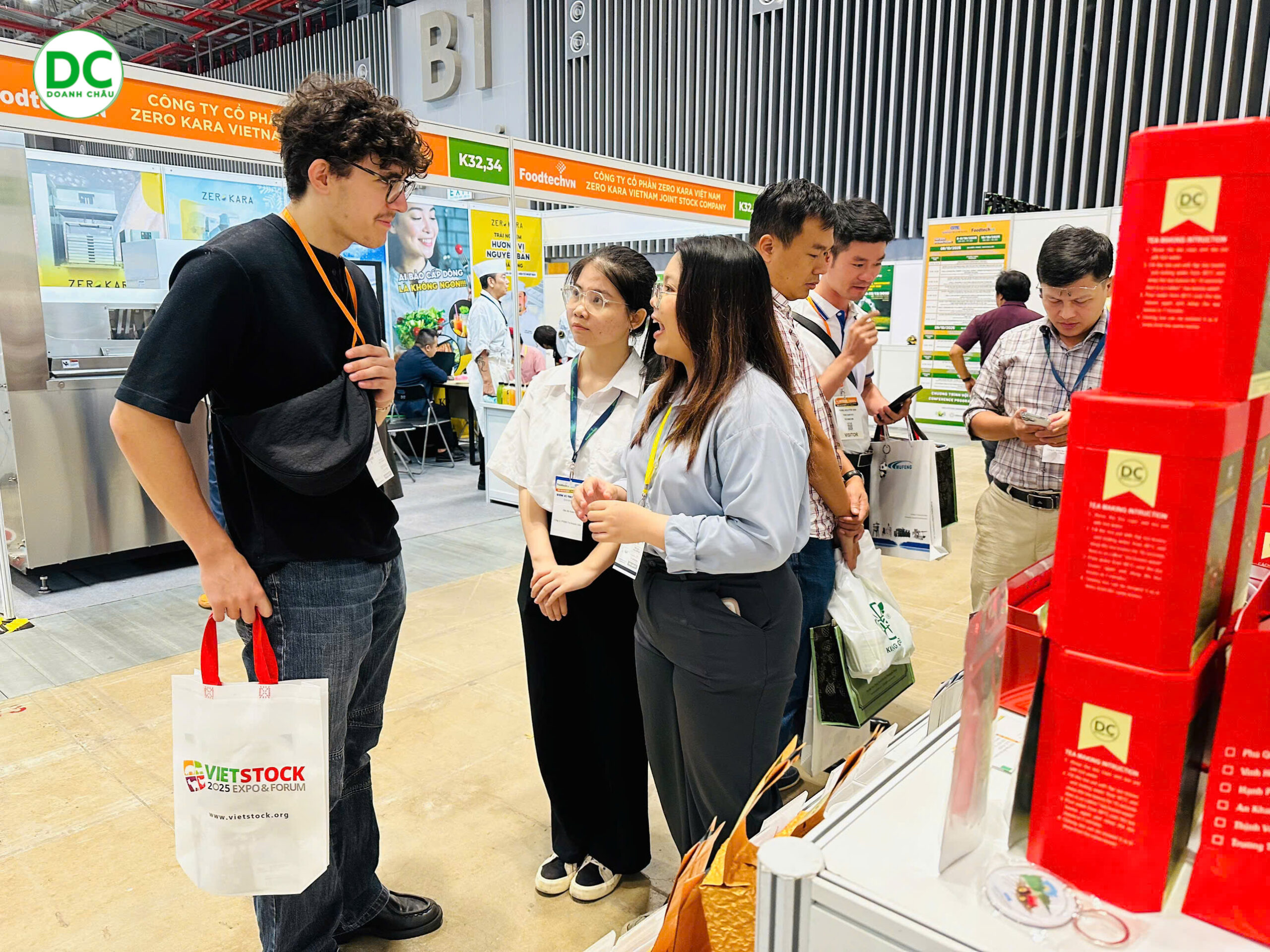 Khách nước ngoài ghé thăm và tìm hiểu sản phẩm trà Oolong tại gian hàng Doanh Châu.