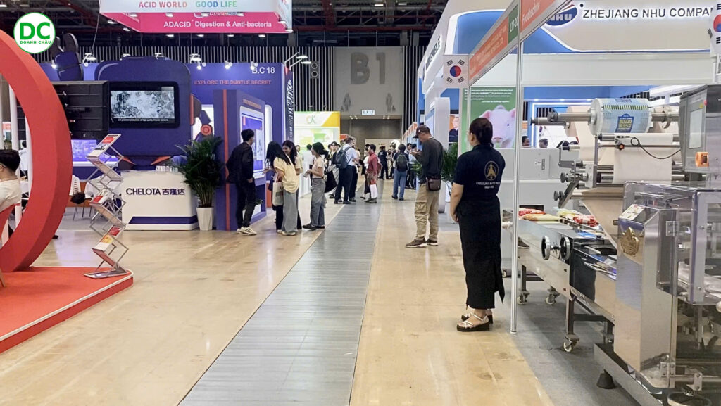 Không gian triển lãm Growtech Vietnam 2025 với các gian hàng nông nghiệp xanh và công nghệ tiên tiến.