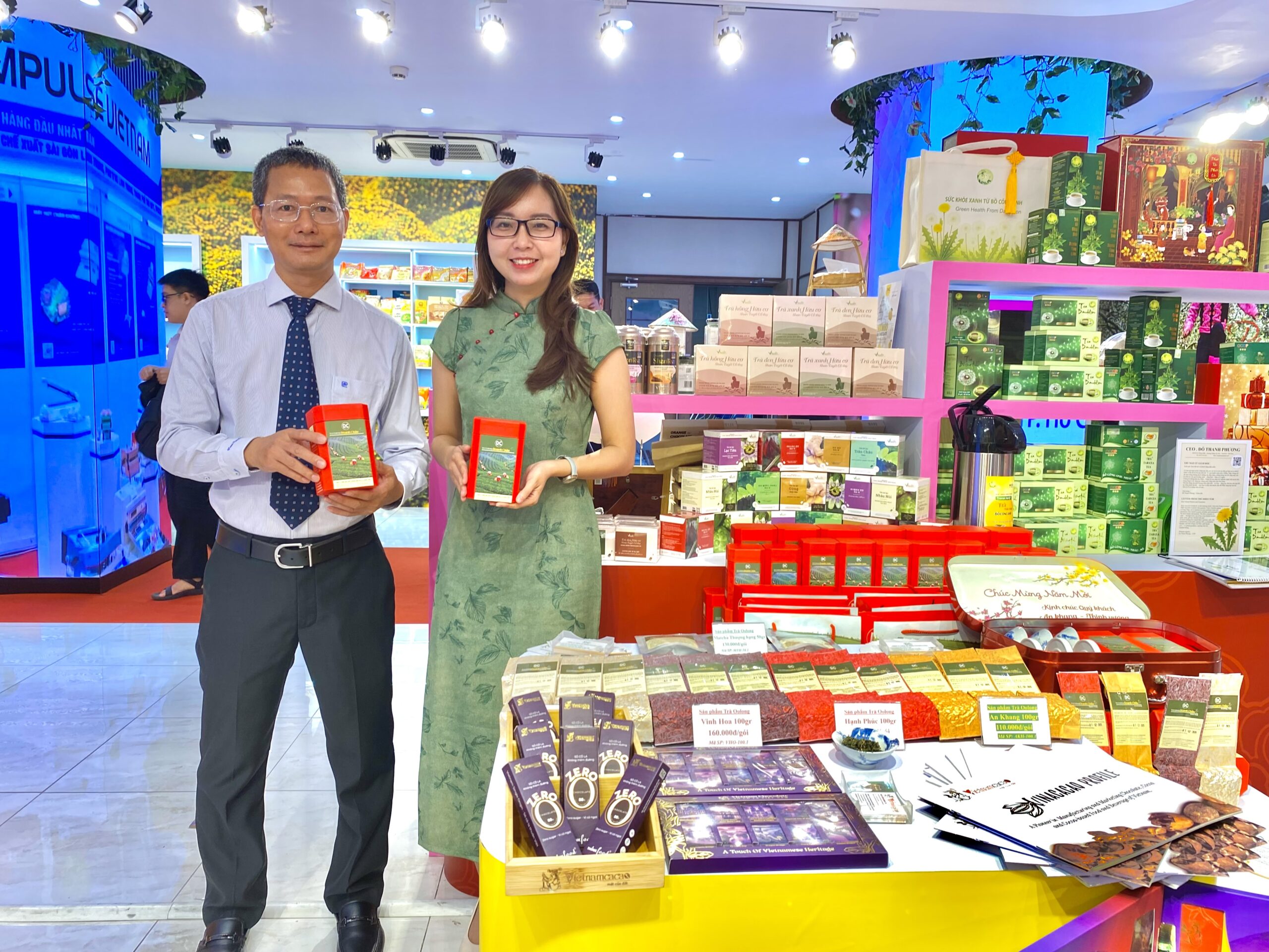 Anh Cường - Thành viên FFA chụp ảnh kỷ niệm cùng gian hàng Doanh Châu